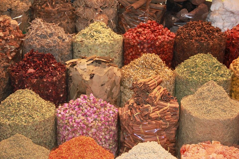 Orientalische Gewürze auf dem Souk (Markt) in Dubai